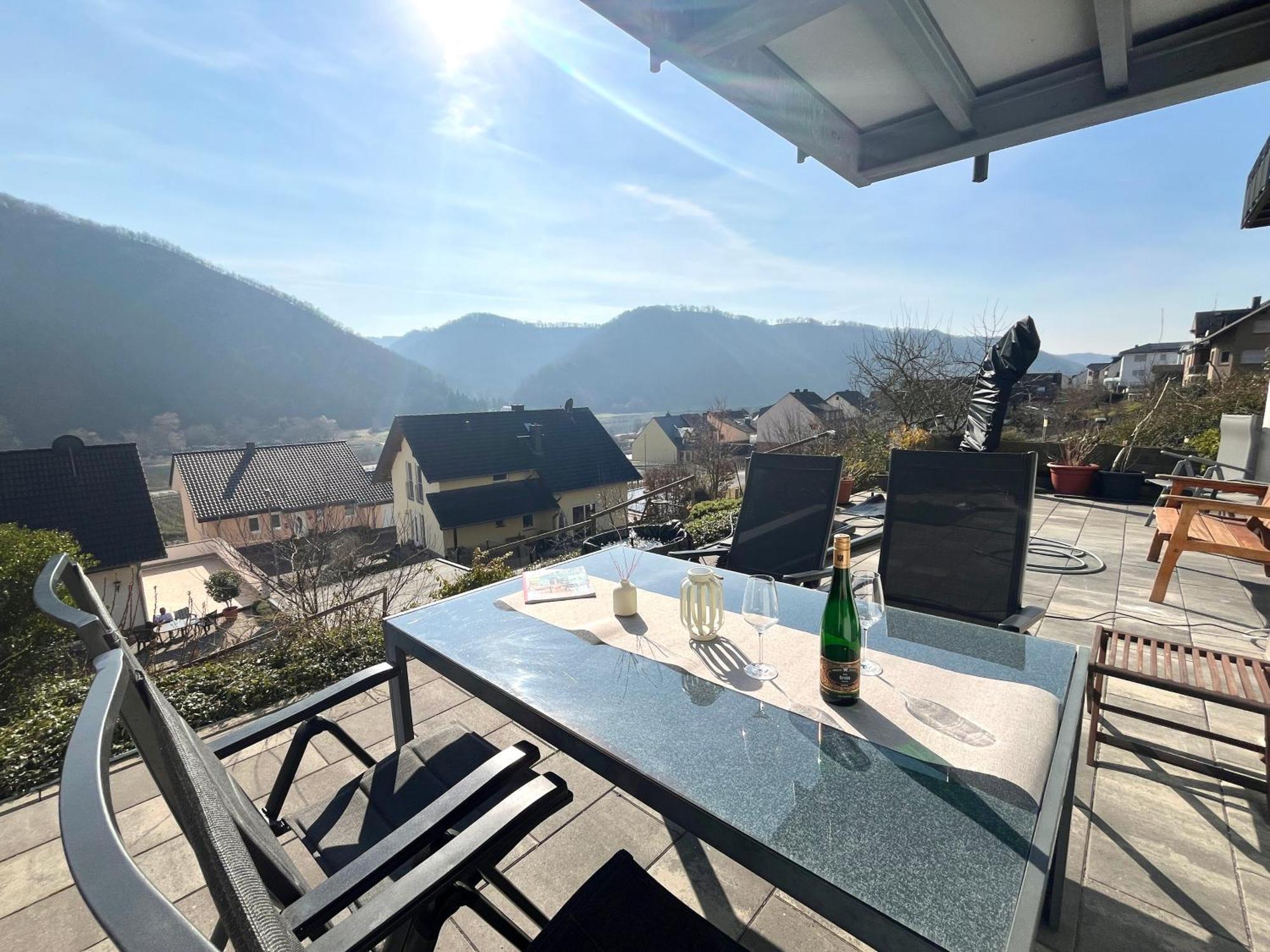 Ferienwohnung Sonnenterrasse, 1-4 Personen, 2 Schlafzimmer, Grosse Terrasse Müden Esterno foto